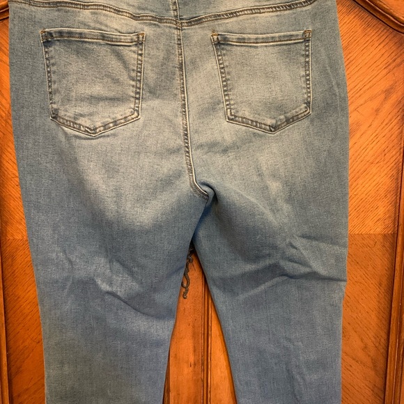 Light color jean with white bottom - Picture 3 of 4